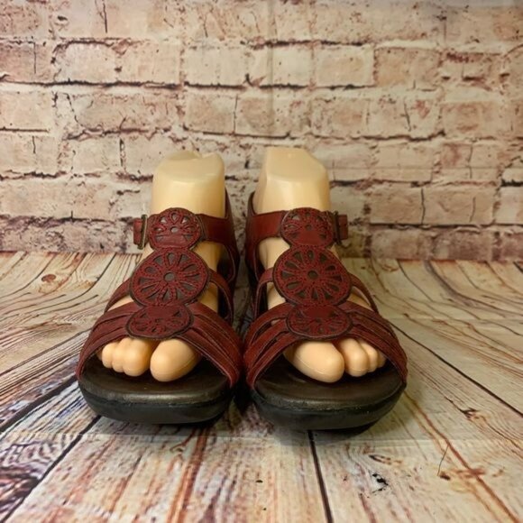 Clarks Red Leather Cutout Medallion Wedge Sandals Bucle Ankle Strap Sz 8 - Picture 4 of 11